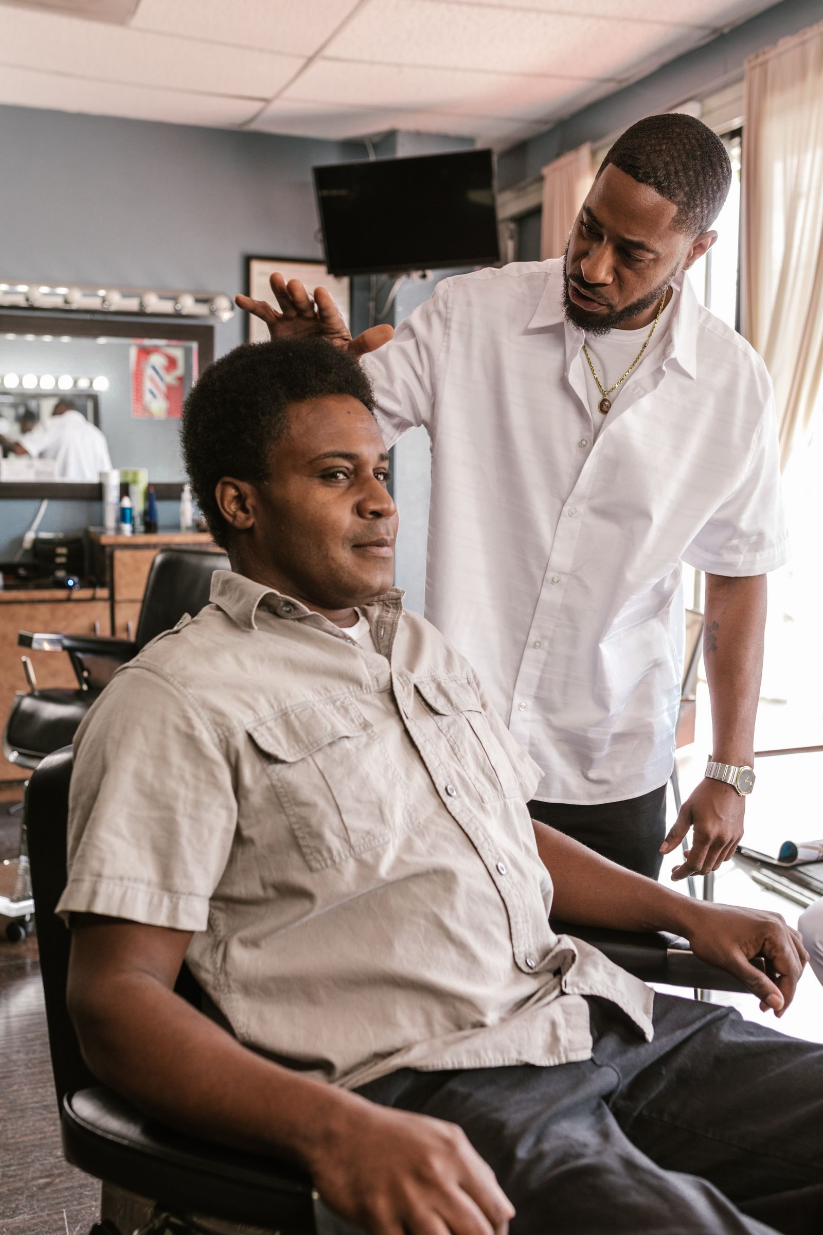 Barber stüdyosunda müşterinin saçına şekil verilmesi